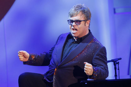  Elton John, ölümden döndü