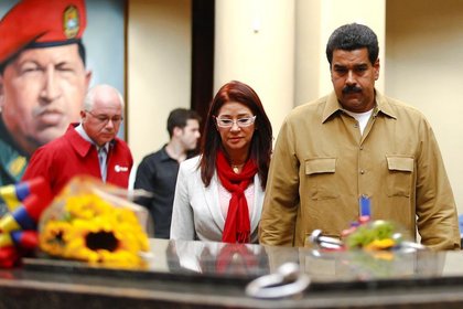 Maduro: Bazen Chavez'in mozolesinde uyuyorum