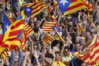 İspanyollar, Madrid'de Katalonya özerk yönetim ofisini bastı