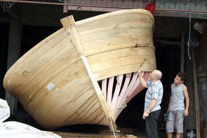 74'lük dede son balıkçı teknesini torununa yapıyor