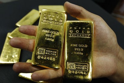 Altın, veriler ve güçlenen dolar ile hızlı düşüyor