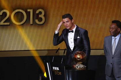 Ronaldo bir kere daha Altın Top sahibi oldu, gözyaşlarını tutamadı