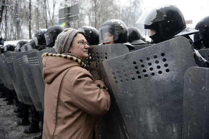 Ukrayna'daki protestolarda işgal edilen bazı yerler boşaltılıyor