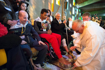 Papa Franciscus ayak yıkadı