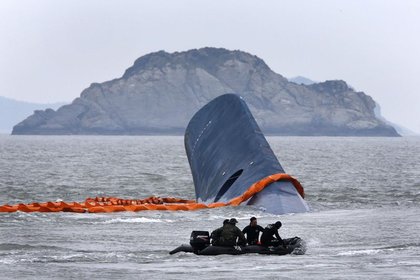 Güney Kore kayıp yolcuları aramaya devam ediyor