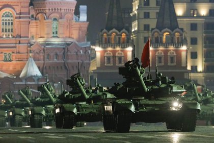 Rus tankları Kızıl Meydan'a indi