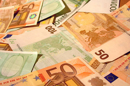 Euro dolar karşısında 1.36'nın aşağısına dokundu