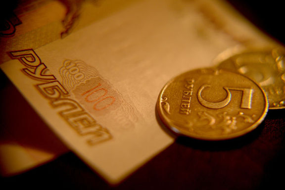 Ruble 3 haftanın en yüksek kazancına yaklaşıyor