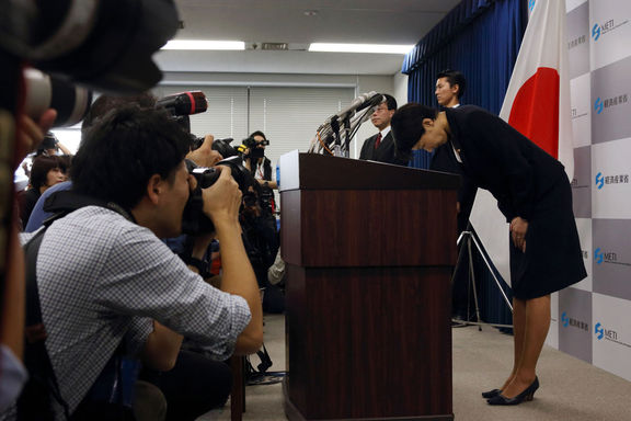 Japonya'da hükümet iki bakanın istifası ile sarsıldı