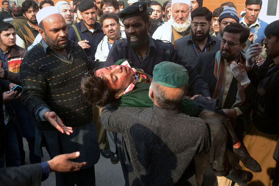 Pakistan'da okul katliamı: 104 ölü, 80 yaralı
