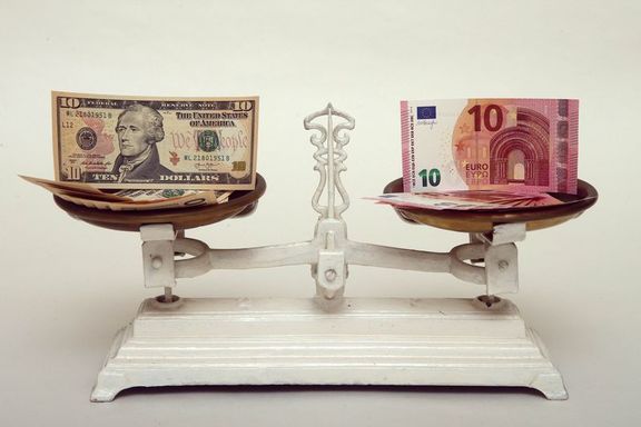 Dolar, euro karşısında geri çekiliyor