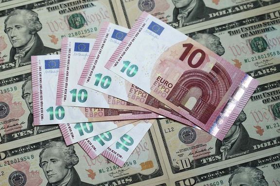 Euro dolar karşısında dalgalanıyor 