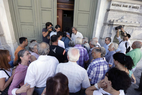 Yunanistan'da bankalar 13 Temmuz'a kadar kapalı