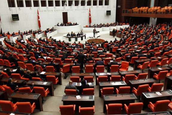 Erdoğan, hükümeti kurma görevini Davutoğlu'na verdi