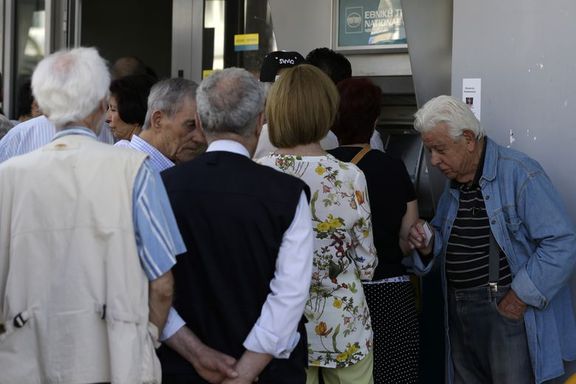 Kriz Yunan halkını banka kartlarına yöneltti