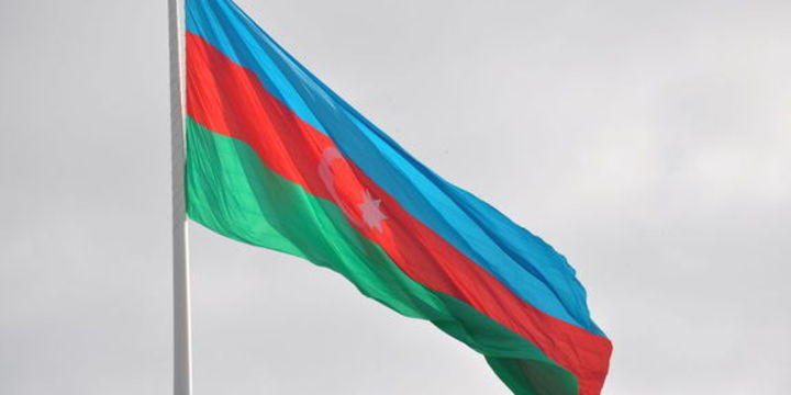 Azerbaycan dalgalı kura geçti, manat % 48 değer kaybetti