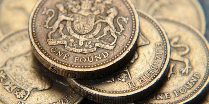 Pound 5 yılın en düşüğünü gördü