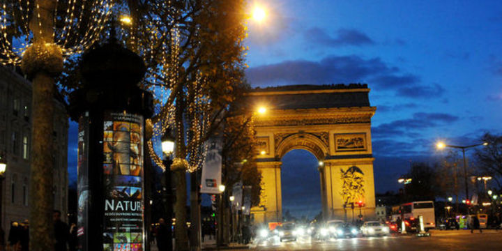 Champs Elysees ayda bir yayaların olacak