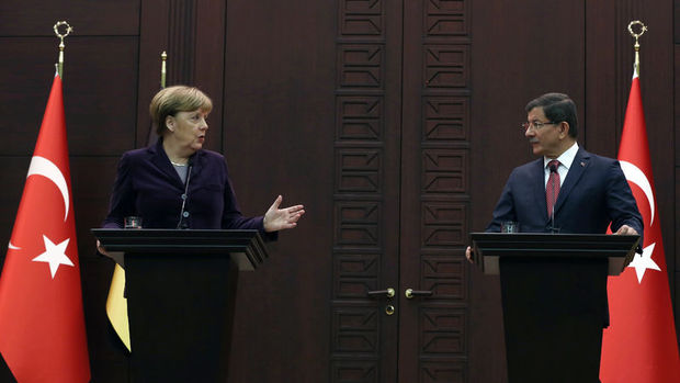 Başbakan Davutoğlu, Merkel ile telefonla görüştü