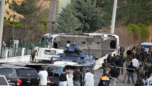 Diyarbakır'daki saldırıda 7 polis şehit oldu