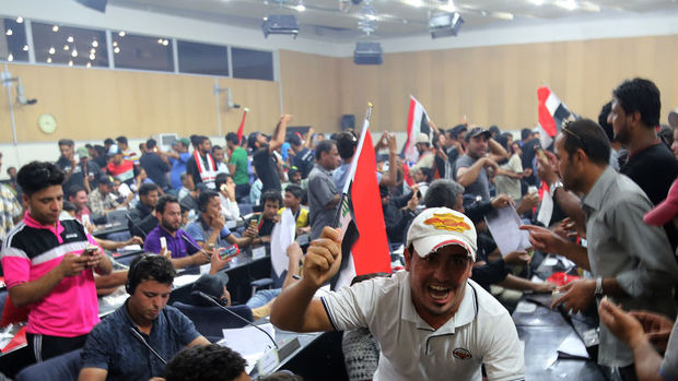 Irak'ta Sadr yanlısı göstericiler parlamento binasından ayrıldı