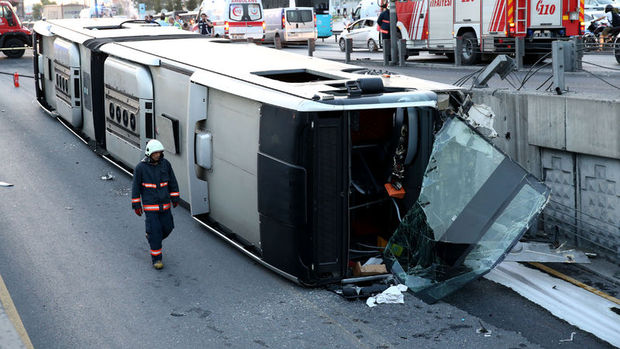 İstanbul'da metrobüs devrildi: 10 yaralı
