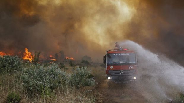 Antalya Olimpos'taki tesis ve evler yangın nedeniyle boşaltılıyor