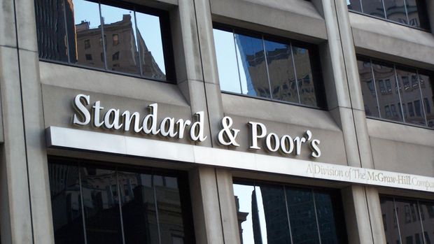 S&P İngiliz bankalarının notunu kırdı