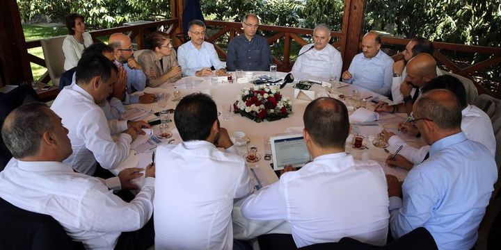 Yıldırım: Silahlı darbe girişimine pabuç bırakmadan dimdik ayaktayız
