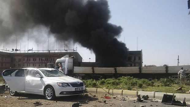 Elazığ'da bombalı araçla saldırı: 3 polis şehit, 100'den fazla yaralı