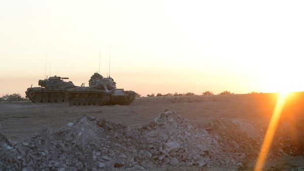 Tank ve zırhlı personel taşıyıcılar sınırın Türkiye tarafında bekleyişini sürdürüyor