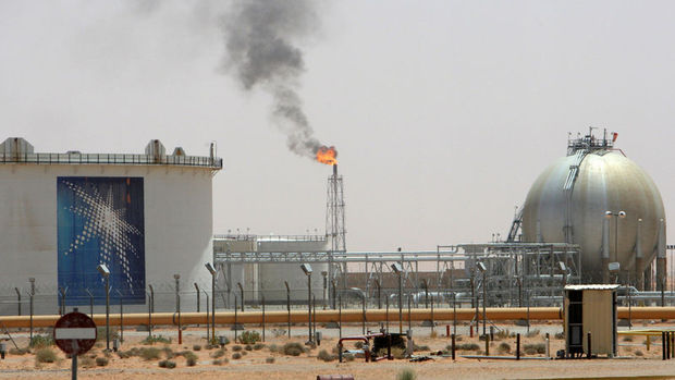 Suudiler petrol üretiminde ABD'yi geçerek zirveye çıktı