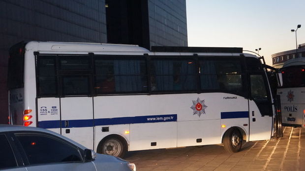 İzmir Adliyesi'ne ByLock operasyonu: 77 gözaltı