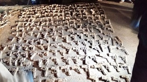 Üsküdar'da yapılan kazıda çok sayıda tabanca bulundu
