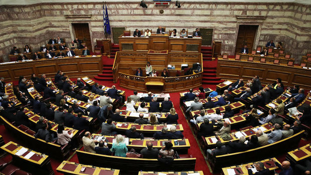 Yunanistan yeni kemer sıkma önlemlerini onayladı