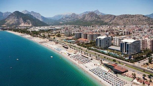 Turizm sezonu bitmesine rağmen Antalya'ya günde 25-30 bin kişi geliyor