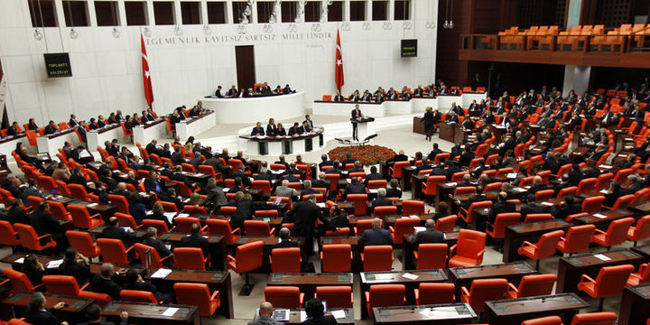 Erken yaşta evliliklerle ilgili düzenleme tasarıdan çıkarıldı