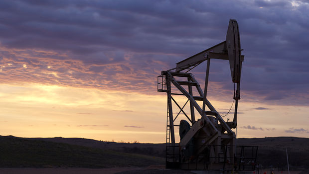 Petrol dikkatlerin OPEC dışı üreticilere kaymasıyla 50 dolara yakın seyretti