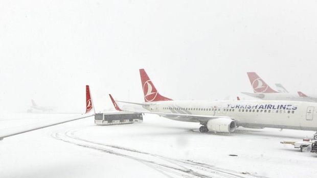 Atatürk Havalimanı'nda karla mücadele çalışmaları sürüyor
