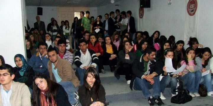Dört işsizden biri genç