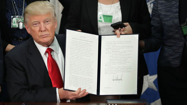 Donald Trump Meksika'ya duvar örme kararını imzaladı