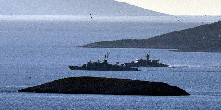 Türk ve Yunan savaş gemileri burun buruna geldi