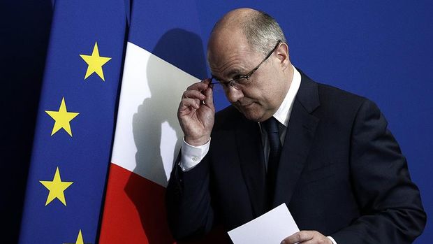 Usulsüzlük yapmakla suçlanan Fransa İçişleri Bakanı istifa etti