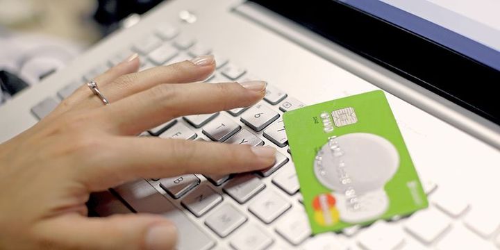 Online alışverişte ilk sırayı "giyim" aldi