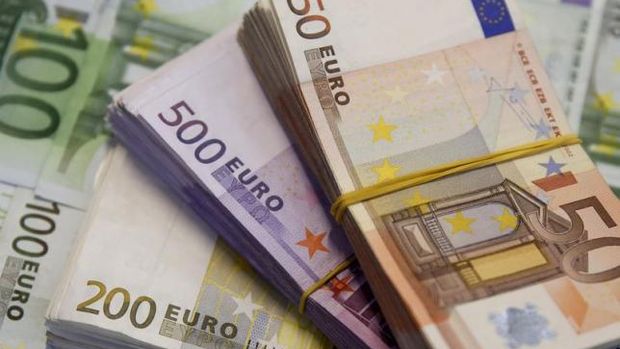 Euro dikkatlerin ABD vergi planına yönelmesiyle hız kesti