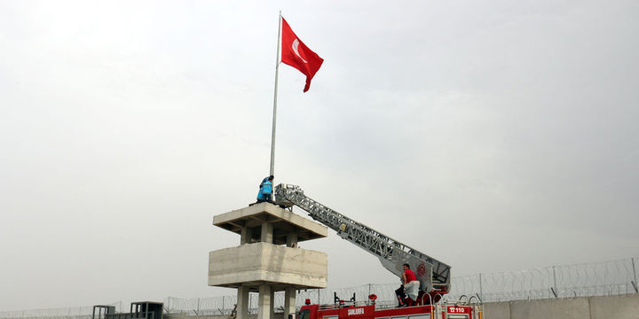 Suriye sınırındaki Türk bayrağının yeri değiştirildi