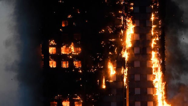 Londra'da 27 katlı binada yangın: 30 yaralı