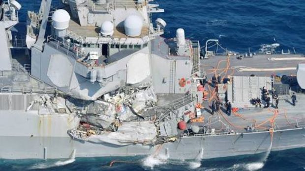 ABD destroyeri ile yük gemisi çarpıştı: 7 ölü