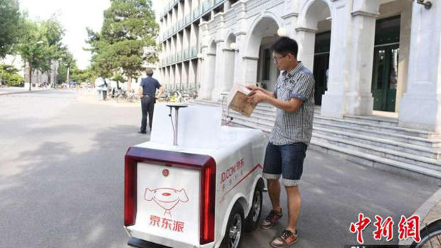 Çin'de robot kurye hizmete başladı