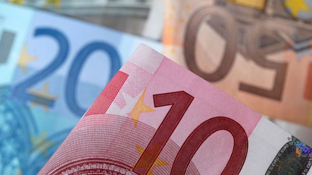 Euro erken kazançlarını geri vermesinin ardından düştü